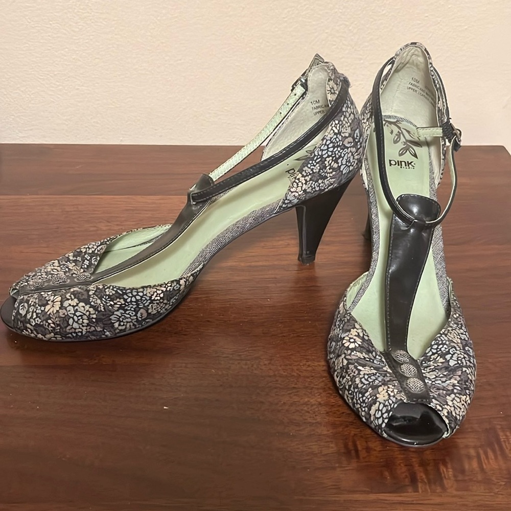 Adorable blue floral and leather t-strap heels | size 10